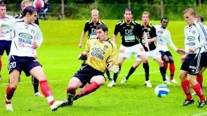 Smedby bjöd serieledande Motala AIF på riktigt bra motstånd men fick till slut ge sig med 1-3. Här är det ytterst nära Sais-mål, men gästernas målvakt Mattias Filipanics kan rädda skottet.    					    Foto: Titti Olovsson