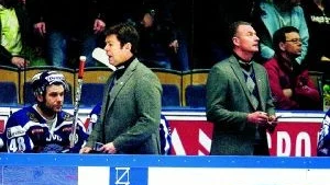 Den ene stannar - den andre får gå. Gunnar Persson (i kavaj, till vänster) får sparken från Linköping, medan Janne Karlsson (höger) tar över ansvaret för Östergötlands hockeystolthet. Foto:Scanpix