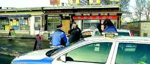 Stal kassan i kiosken och sprang
