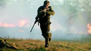 Mark Wahlberg skjuter åt både höger och vänster i krypskyttedramat "Shooter".	                              Foto: UIP