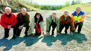 Klara, färdiga ... Arrangörerna är redo att ta sig an motionsloppet 51:an, som avgörs en enda gång. Från vänster Tor Andersson, NAIS Orientering, John Palm, NAIS, Susanne Sterlinge, FAIK Hockey, Mats Rosander, Finspångs SoK, Dag Sundberg, Torstorps IF, och Niklas Engström från Vägverket Produktion. Utsikten in mot Norrköpingshållet är inte fy skam.Foto: Titti Olovsson.