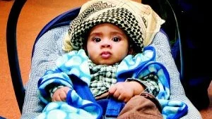 Barnen bjöds på lek, skoj och godis när fastemånadens slut firades i Navestad igår. Ali Muhammed, 5 månader, fick nöja sig med att titta på.
Foto: Andreas Skogh