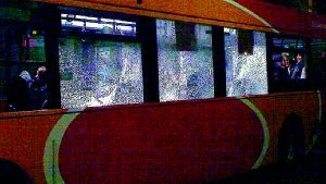 Fyra rutor förstördes när buss 116 blev beskjuten vid Stortorget i går kväll. Foto: Wighs news