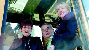 Gun Axelsson, Vallonbygden, Stig Andersson, kommunalråd, och Ritha Andersson, andre vice ordförande i humanistiska nämnden, var nöjda när man igår började ombuggnaden av Bergskas skolgård. Foto: Malin Perk.