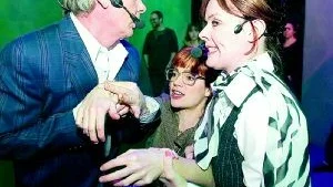 Mats Huddén, Emma Peters och Marika Strand i en scen ur "I skuggan av fläskberget" Foto: Janne Forsby