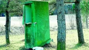Mäselns badplats har vandaliserats. Bland annat har en toadörr brutits sönder. Foto: Magnus Johansson