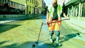 Jan "Stickan" Sjöberg stänger av vattnet på Bråddgatan. "Det här är den värsta arbetsdagen hittills, jag har jobbat i tio år och aldrig varit med om så många vattenläckor tidigare". Foto: Titti Olovsson