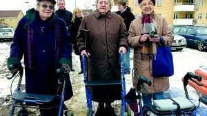 Här är tre äldre kvinnor som vill flytta in i det nya äldre- och seniorboendet i Krokek. Från vänster Alva Gustafsson, 86, hoppas på en plats i seniorboendet, Inga Hector, 94 i äldreboendet och Rut Karlsson, 79 i seniorboendet.