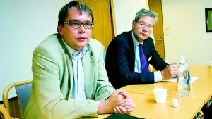 Holmen, här representerat av koncernchefen Magnus Hall till höger, och de övriga privata företagen trädde ifrån ägandet av hamnbolaget nyligen. Men Mattias Ottosson ser med förtröstan fram emot det rent kommunala ägandet. Kritiska röster till affären hördes igår från bland annat Jörgen Rundgren(m) under kommunfullmäktige.   Foto: Niclas Sandberg/arkiv