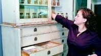 När det var dags för Linnéjubileet gick Stadsmuseet igenom sina samlingar. Men Marie-Louise Söderhielm berättar att man bara hittade en sak som passade: Ett gåtfullt 1700-talsskåp som man tror har tillhört Carl von Linné. Foto: Janne Forsby