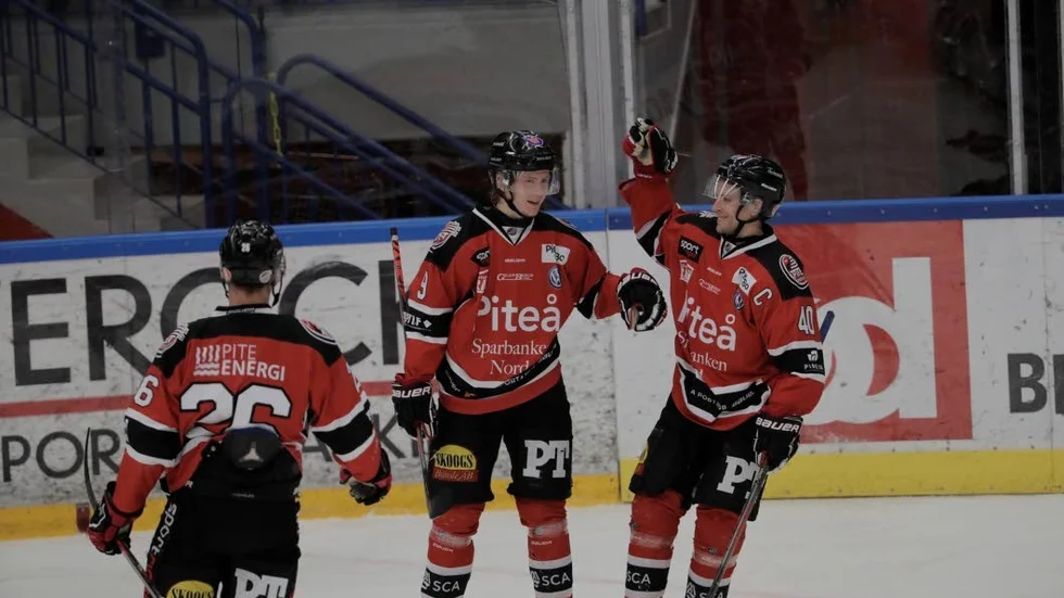 Petter Mäkitalo (i mitten) gjorde tre mål när Piteå Hockey besegrade Vännäs med 10 -3.