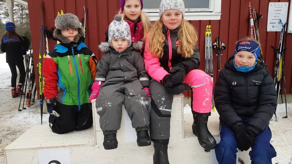 Ett gäng skidåkare tog plats på prispallen efter väl förrättat värv i spåret. Från vänster Arild Johansson, Doris Pettersson (åkte inte), Alba Johansson, Edith Pettersson och Linnea Agerfalk.