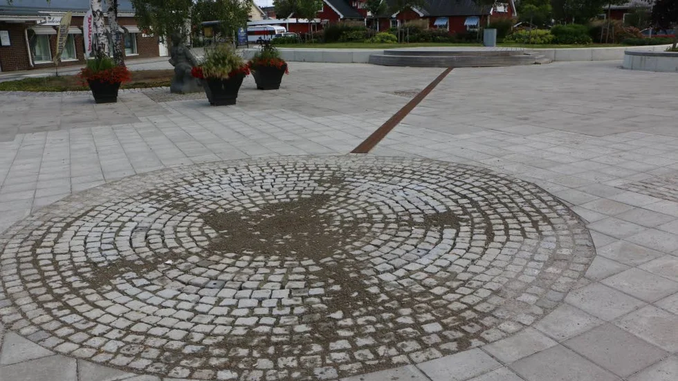 Den nya fontänen på torget i Öjebyn gläder befolkningen. Men betongen som stenarna satts i behöver göras om, vilket ska åtgärdas efter semestern.