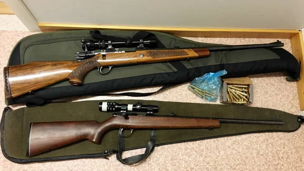 Flera vapen. Gevär med bortslipade serienummer, ammunition och annat återfanns i bostaden.