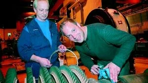 Rune Lennartsson och David Jansson visar hur det går till att använda det verktyg de uppfunnit för att kunna byta tätkanter på en rotor på plats.
Foto: Andreas Skogh