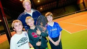 40-årsjubilerande Åby Tennisklubb kan glädja sig åt att Åbyspelen, som snart börjar, blir rekordstora. Den här veckan är det dock höstlovstennis som gäller i hallen, under ledning av ungdomstränaren Olle Mattsson, som här ses med tre av spelarna, från vänster Love Nordqvist, Martin Magnusson och Theodor Arbus. Foto: Andreas Skogh