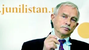 Om ett antal ledamöter från Junilistan blir invalda till riksdagen kan Reinfeldt tvingas att regera med stöd av Nils Lundgren och hans kollegor. Foto: Scanpix