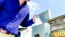 Kontor i villan, verkstad i garaget - det är vad Krister Wahlström har. I sitt lilla Kvarsebo, långt bortanför alla centralorter. Och samtidigt: Växande affärer, över hela världen. 
Foto: Ola Axman (arkiv)