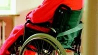 Länsstyrelsens oanmälda besök avslöjade att de gamla inte får gå och lägga sig när de vill på kvällen. De får inte heller själva bestämma när de ska stiga upp på morgonen. Personalen på många äldreboenden säger också att det inte finns någon tid att bara prata med de boende. (Personen på bilden har inget med innehållet i artikeln att göra).
FOTO: SCANPIX