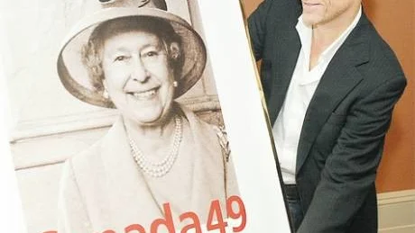 Bryan Adams beundrar ett frimärke på drottning Elizabeth som bygger på en bild som han tagit. Rockstjärnan har en blomstrande hobby som fotograf vid sidan om rockandet.                                                                 Foto: Jonathan Hayward/Scanpix