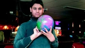 Wahab Sheliakh greppar klotet för en serie i Vilbergen Bowling.