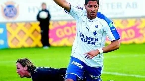 Brassen Bruno Santos blev IFK:s segerskytt på nick. För femte gången i år satte han huvudet och Degersforsmålvakten Sebastian Karlsson kan bara bita i gräset igen.
Arkivfoto: Niclas Sandberg