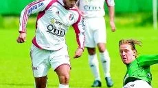 En perfekt glidtackling ser det ut som om Bosnas Elmir Bajraktarevic sätter in på Assyriskas Christian Molina i div 4-mötet som skulle avgöra vlket lag som regerar på mamre IP. Efter 3-2 för Norrköpings Bosna vet vi i alla fall vad ena sidans supportrar säger...
Foto: Ola Axman