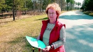 Mona-Lisa Lindgren tycker att det är helt fel att placera en mobilmast på det här smala grönområdet som ligger mellan Dunderbacksvägen (som syns på bilden) och Gronvägen.
Foto: Titti Olovsson (0122-131 75)
titti.olovsson@folkbladet.se