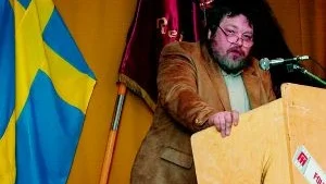 Johan Birath sätter folkbildning emot snömos förmedlat av dum-tv och imbecillpress. Han drog ner skratt och applåder när han talade vid Rejmyre första maj-firande.
Foto: Andreas Skogh