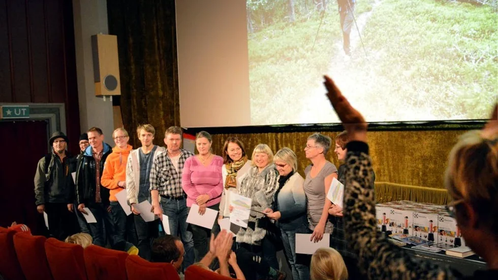 De som tagit alla tio fjälltopparna i Arjeplogsprojketet Top of Arjeplog prisades. De som var på plats av de 16 kämparna var från vänster: André Karlberg, Maria Hoffman, Gussar och Anna Blomgren, Jonas Jonsson, Åke Burman, Eva Jonnerby, Nenne Åman, Helen Wallström, Karin Renberg, Frid Westerlund och Yvonne Marklund. Längst till höger applådera initiativtagaren Maria Söderberg klättrarinsatserna.