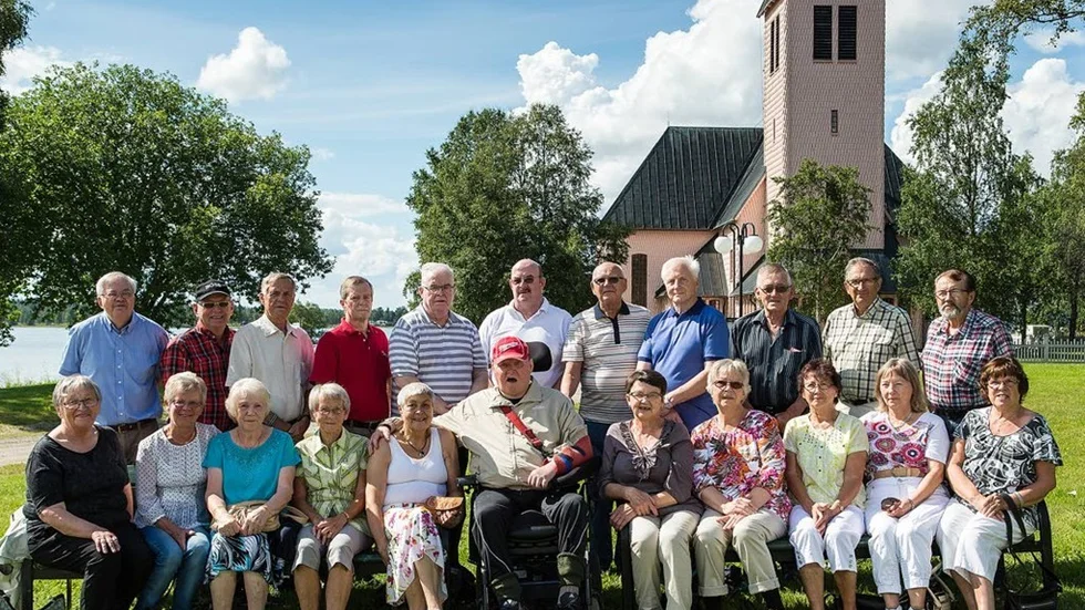 Deltagare i 57-årsjubileet i Arjeplog. Stående från vänster:  Martin Bremberg, Sven Dahlberg, Gert Westerlund, Brynolf Lundmark, Max Carlman, Lennart Lindberg, Jim Långdahl, Göte Långström, Roland Öhrnell, Robert Lundstedt och Roland Bissmark.
Sittande från vänster: Birgit Granström, Ketty Johansson, Ulla-Britt Lemon, Karin Laestander, Kerstin Flinkfeldt, Nils Marklund, Gudrun Nilsson, Agda Hofman, Maj-Britt Boström, Ingrid Nilsson och Barbro Holmström.
