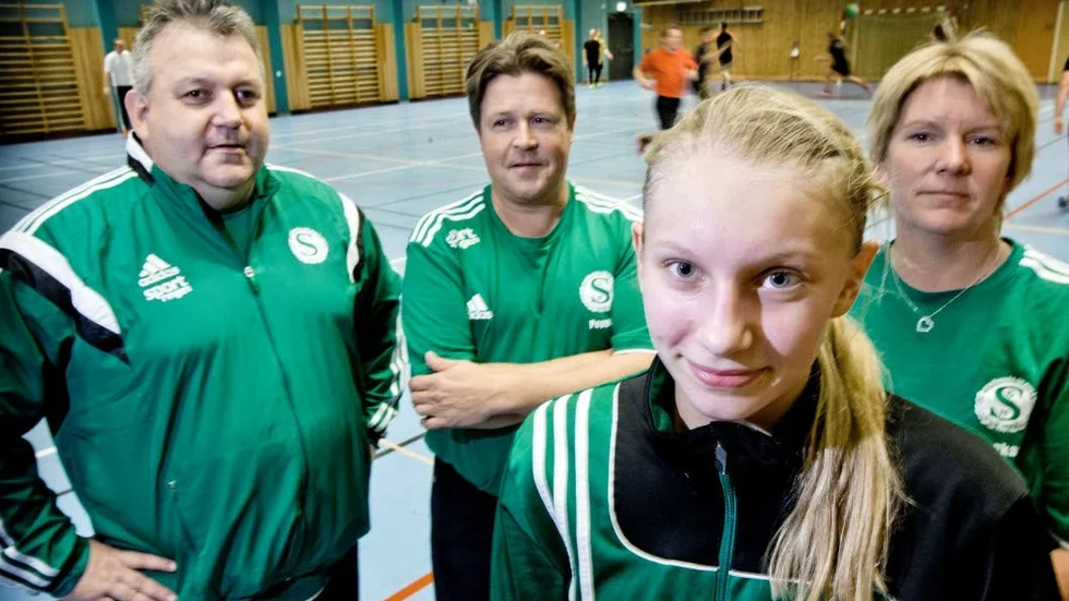 Ett blek Strömnäs med bland andra Lars Johansson (tränare), Peter Lundqvist (lagledare) och Monica Norberg (tränare). Längst fram Hanna Hansson, dispensspelare föll i premiären.