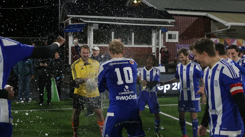 Vilt jubel när Öjeby IF firade seriesegern.