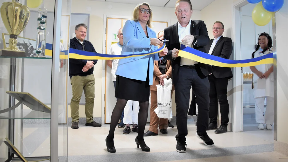 Linda Frohm (M) och Kenneth Backgård (Sjvp) klippte bandet för att inviga återöppningen av sex allmänmedicinska vårdplatser på Haparanda hälsocentral.