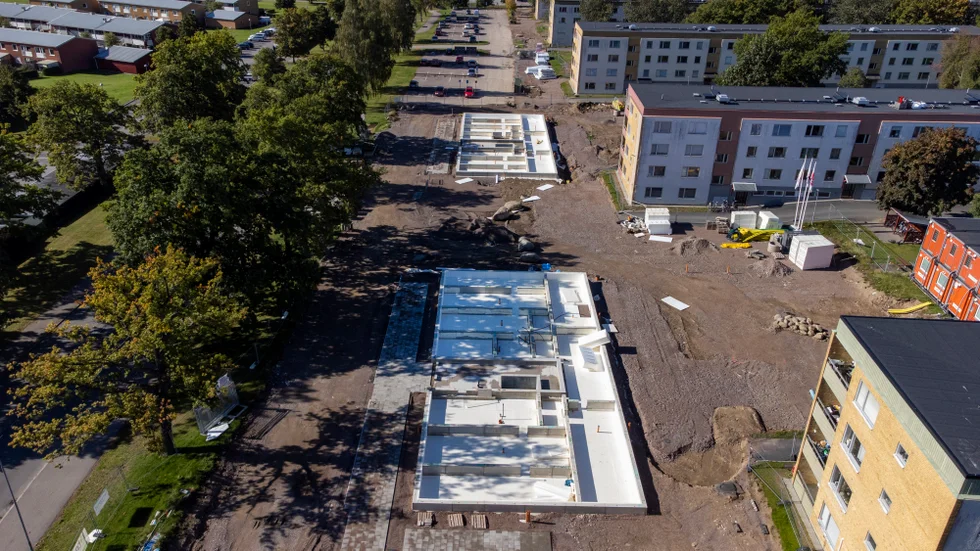 78 hyresrätter ska det bli utmed Råssnäsvägen, men just nu står bygget helt stilla. Ägarna har inga besked när arbetet kan fortsätta.