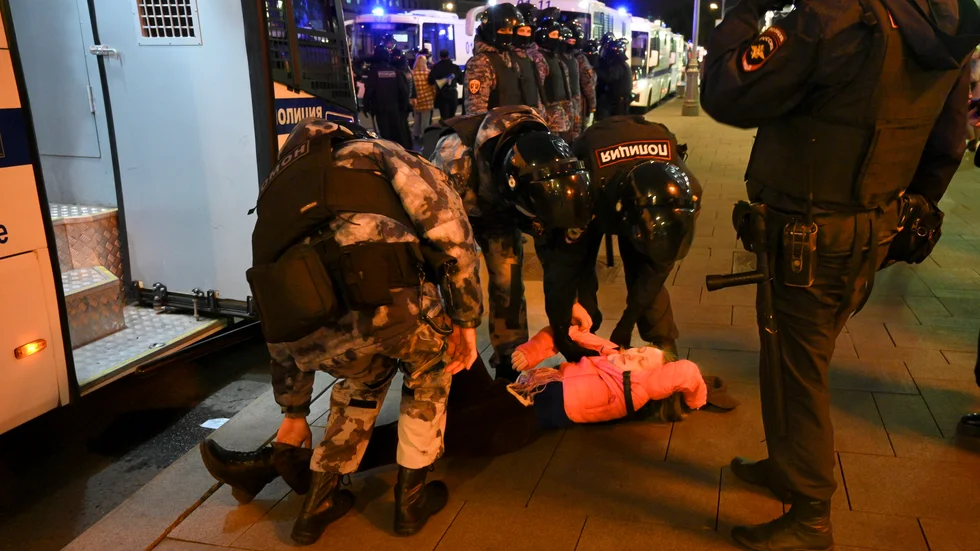 Den ryska kravallpolisen fyller bussar med gripna demonstranter. Bilden är tagen i Moskva.
