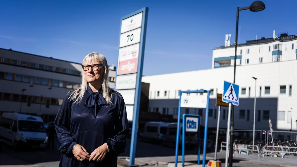 Malin Sjöberg Högrell (L), ordförande sjukhusstyrelsen, säger att arbetet med att bli oberoende av hyrpersonal måste intensifieras. "Tjänstepersonerna får ett uppdrag för det arbetet", säger hon.