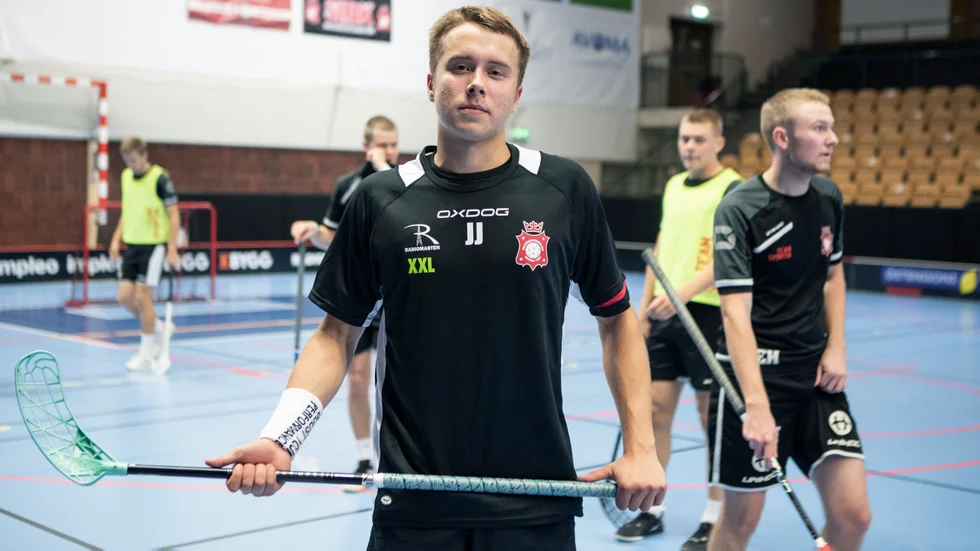 Calle Lindstedt satte premiärmålet i division 1 direkt i premiären. Nu ser han fram mot att få springa in inför hemmapubliken när Solfjäderstaden tar emot IBF Örebro på fredagskvällen. 