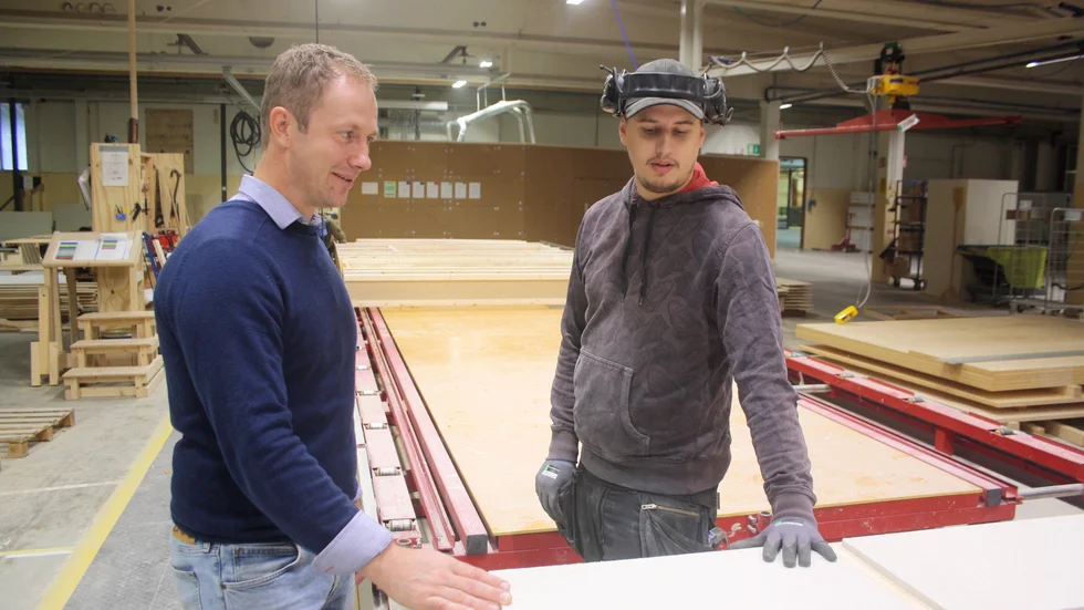 Mattias Henriksson i samspråk med Andreas Eriksson en av medarbeterna hos Grönbo.
