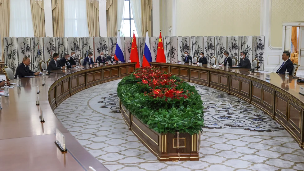 Stort avstånd när Rysslands president Vladimir Putin möter Kinas Xi Jinping i Samarkand.