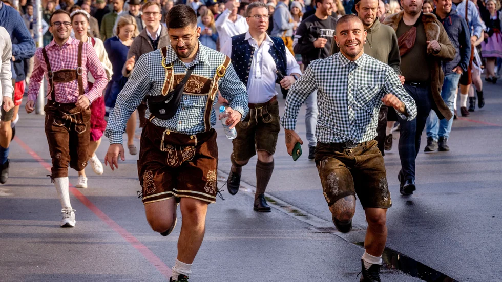 Törstiga besökare springer för att säkra en plats på årets upplaga av Oktoberfesten i München.