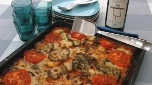 Foto: Monika Gottfridsson En vegetarisk moussaka kan göras i god tid och gräddas medan gästerna väntar.