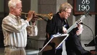 Meditativ jazz och folkton var rubriken över Sankt Petri kyrkas första Lördagsmusik denna höst. Gästartist var den kände trumpetaren Jan Allan. Tillsammans med västerviksmusikerna, basisten Dennis Malmgren och pianisten Bengt Tjäder, bjöd han precis på vad rubriken lovade . Foto: ANDERS STEINER