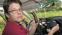 Björn Frisell på Star Elektronik i Västervik visar hur alkolåset fungerar. Han berättar att företaget redan monterat in i en handfull alkolås i bilar som ägs av rattfylleridömda Västerviksbor. Före motorstart måste förarenblåsa i ett munstycke. Innehåller utandningsluften mer alkohol än motsvarande 0,2 promille går bilen ej att starta. Foto: ANDERS LILJEGREN