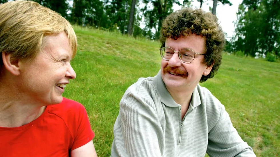 Året var 2004. Här samtalar dåvarande partisekreteraren i S Lars Stjernkvist med Åsa Domeij från Miljöpartiet. Samtalen var inte alltid så harmoniska som bilden antyder.