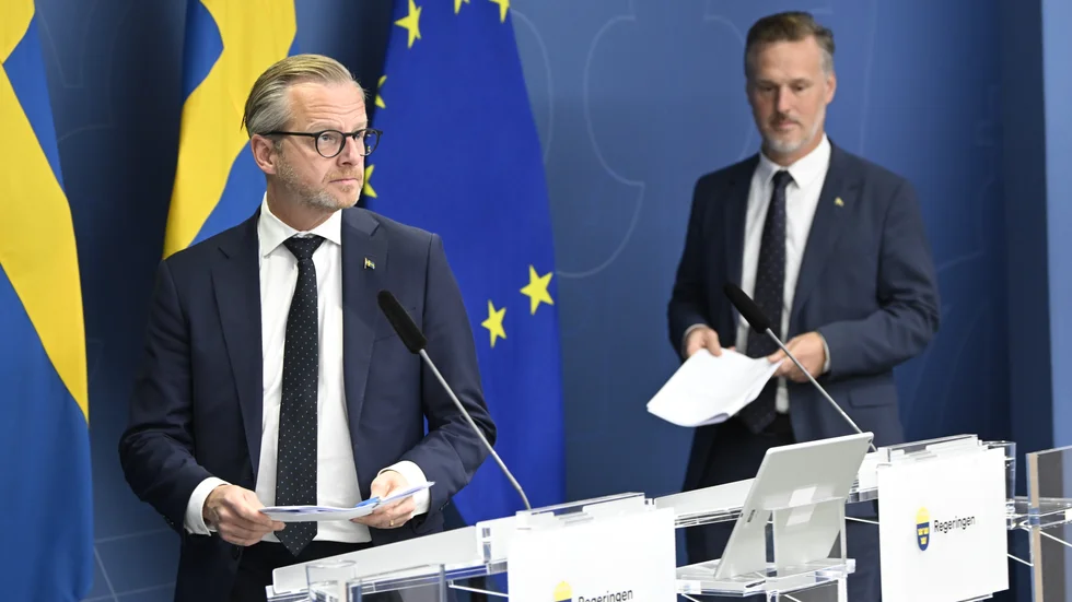 På en extrainkallad presskonferens på måndagen presenterade finansminister Mikael Damberg tillsammans med finansmarknadsminister Max Elger ett krispaket på 250 miljarder kronor i kreditgarantier för elproducenter. 