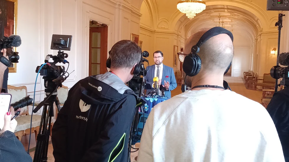 Jimmie Åkesson talade om S "totala misslyckanden" vid en pressträff i riksdagens sammanbindningsbana på måndagseftermiddagen. Ett stenkast därifrån, i riksdagens kammare, var dock alla eniga. Det är bra. 