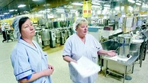 Foto: ANDERS LILJEGREN Lotta Fiebig och Carina Odén har engagerat sig i namninsamlingen för att försöka rädda sjukhusköket i Västervik. "Jag känner att jag vill försöka påverka så långt det går", säger Lotta Fiebig.