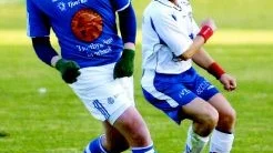 Foto: ANDERS STEINER Blåa IFK-aren Jens Eriksson i kamp om bollen med vita Gunnebospelaren Tom Josefsson.