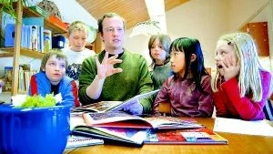 Författaren Thomas Halling pratar böcker med Martin Nilsson, Christoffer Hukkela, Joel Karlsson, Julia Svensson och Louise Andersson på Fågelbärets skola i Västervik.
